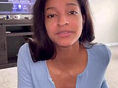 POV-video af en varm ebony babe, der beder om en ansigtsbehandling