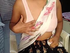 Indisk amatör med naturliga bröst får njutning av cunilingus och orgasm