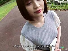 Yuika Takigawas discute de casting non censuré avec une jupe haute et un jeu de vibromasseur