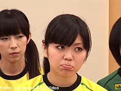 若い日本の女の子たちは、ホットなグループレッスンでコーチから学ぶ
