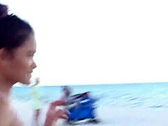 הפעם הראשונה שבה בחורה אסייתית מצטרפת ללטינה ופיליפינית בסטייל תלת מיני חם בחוף הדרומי