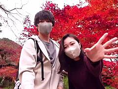 Pasangan remaja yang berahi mengalami pertemuan voyeuristik di Kyoto, Jepun