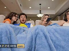 לקסי לונה וקלואי סוריאל עוסקות במשחק ארוטי לפני שהן משתפות זין גדול עם ליאנה לאבינגס