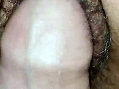 Milf peluda é fodida em close-up POV