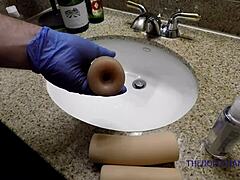 Video instructiv despre curățarea vaginului detașabil al unei păpuși sexuale