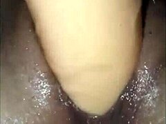Glatt-hudet MILF tilfredsstiller seg selv med en dildo og når kvinnelig orgasme for kjæresten sin