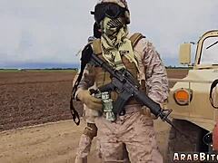 Vojenský muž si užívá orální dovednosti teenagerů a výstřik na zadek v pouštním prostředí