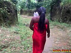 Afrikansk skønhed forført af pastor til passioneret møde i skoven