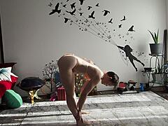 МИЛФ Аврора Уилоус показва извивките си в сесия по йога на бикини
