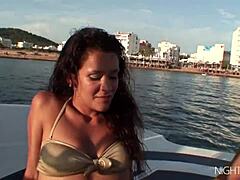 Frumusețea europeană Samia Duartes face pickup în aer liber și își lasă pizda fără păr