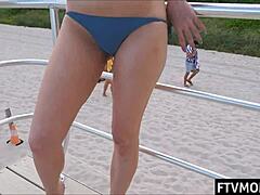 Cougar nude in pubblico in bikini fuori
