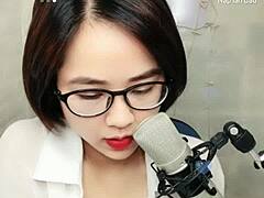 Seductive Asian beauty on a steamy uplive show