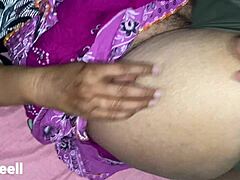 Behaarte reife indische Hausfrau mit großen Titten und Arsch wird hart gefickt