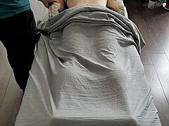 Inked massage babe retsamt exponerar sig själv för massören under den andra träffen med massageviper