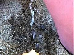 Moglie amatoriale africana urina su una lunga spiaggia