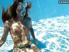 Ivi Reins bakat semulajadi untuk berenang dipamerkan dalam suasana luar