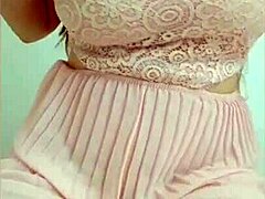 Gadis menawan dalam gaun pink menggosok-gosok payudara besarnya di kamera - depravedminx