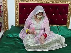 عروس هندية ناضجة تستمتع باللعب بمفردها باستخدام دسار