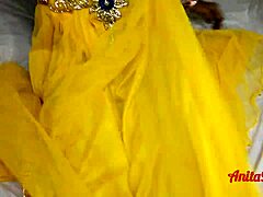 אישה ביתית הודית סנסואלית נהנית ממין אנאלי נלהב במכנסיים צהובים