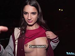 Fransk modell med stora bröst njuter av offentligt sex med en främling bakifrån