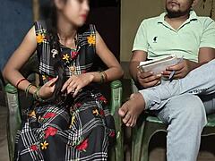 Amatörläraren ger avsugning och har sex med flickvännen i hindi-video
