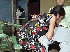 Professora amadora faz boquete e transa com sua namorada em vídeo em hindi