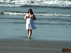 Křivá milfka se chlubí svými aktivy na pláži v nádherném slunci