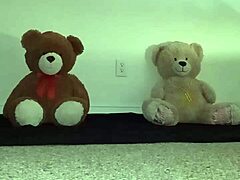 שלושה דובים עם גווני עור שונים מתפנקים בסטייה פרוותית עם צעצועים
