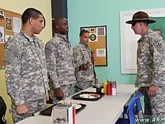 Una guía de anal gay con un joven y personal militar