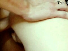 Ejakulasi ganda dan ejakulasi internal dalam adegan close-up eksplisit dengan ejakulasi di payudara