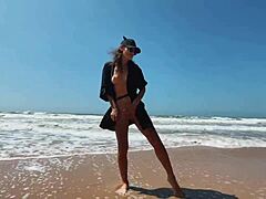 Očarljiv POV blowjob čudovite mlade deklice v kapi na osamljeni nudo plaži, ki vključuje fetiš stopal in spolne igrače
