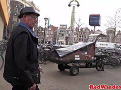 アムステルダムのエスコートが熱意を持って口と膣の快楽を与えます。