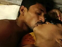 Vacker indisk fru kysser passionerat och har intensivt samlag i en buss