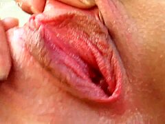 Gitta, a deslumbrante loira europeia, se masturba em um vídeo de masturbação solo com close-ups intensos de sua buceta rosa e seios pequenos naturais