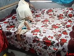 Bangladeshisk moden kone bliver kneppet af sin mands ven i webcam-video
