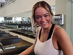 Alexis con tetas grandes naturales es recogida en el gimnasio en este video de Adamdangertv