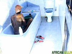 Αφροαμερικανός ερασιτέχνης γαμιέται στο μπάνιο από τον θετό αδερφό του