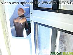 Afrikkalais-amerikkalainen amatööri gets perseestä kylpyhuoneessa askel-veli