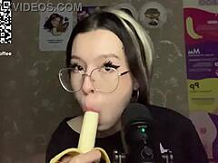 Drobna kobieta robi głębokie gardło bananowi w jakości HD