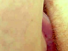 Домашнее видео, где рыжая красотка стонет и оргазмирует во время лизания киски