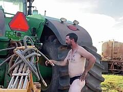 Agricultor gay tira a roupa ao ar livre para o seu prazer visual
