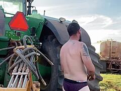 Gay farmár sa vyzlieka vonku pre tvoje potešenie zo sledovania