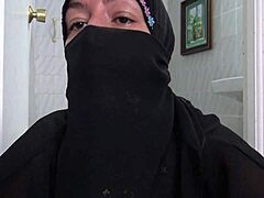 تشارك امرأة مسلمة في أنشطة جنسية مكثفة وغير تقليدية مع رجل فرنسي منحرف جنسيا