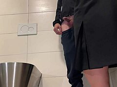 Touha po chlupatých stehnech MILFek vede k vyvrcholení na veřejné toaletě