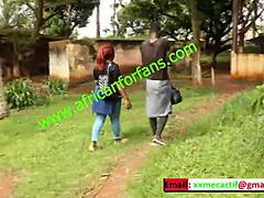 Turistas africanos se involucran en sexo público con una mujer local en un parque durante la Copa Africana de Naciones en Camerún