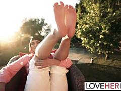 Sophia Leones zvodná hra s nohami a erotické inštrukcie