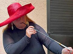 Sultry Augusta nyilvános dohányzást élvez egy provokatív cigarettatartóval