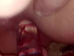 En kæmpe klitoris og en rygefetisj i en solo kvindelig video