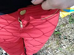 Mijn nieuwe rode spijkerbroek nat maken in de natuur